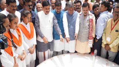 मुख्यमंत्री ने शंकु यंत्र पर परछाई परिचालन व्यवस्था में शून्य होती परछाई को देखा और उपस्थित सभी को सूर्य परिचालन समझाया