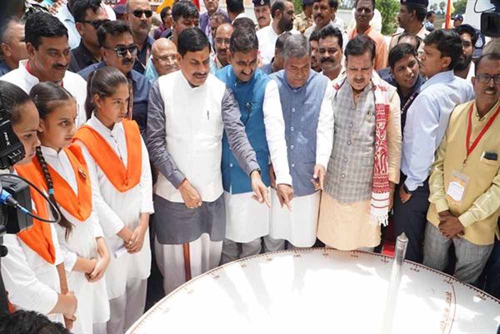 मुख्यमंत्री ने शंकु यंत्र पर परछाई परिचालन व्यवस्था में शून्य होती परछाई को देखा और उपस्थित सभी को सूर्य परिचालन समझाया