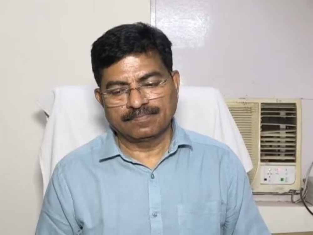 कानपुर डीएम और सीएमओ के बीच चल रहे विवाद में बड़ा ऐक्शन, डीएम ने दिखा दिया दम, कानपुर सीएमओ सस्पेंड