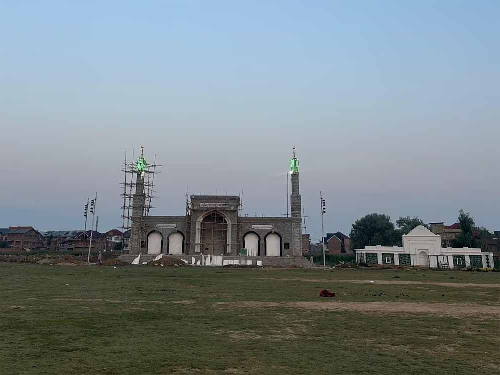जम्मू कश्मीर में अधिकारियों ने पुराने शहर की ऐतिहासिक जामिया मस्जिद में ईद की नमाज अदा करने की अनुमति नहीं दी