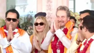 भारत दौरे पर आए अमेरिकी उद्योगपति एलन मस्क के पिता एरोल मस्क अयोध्या पहुंचे, श्रीराम के नारों से गूंजा एयरपोर्ट