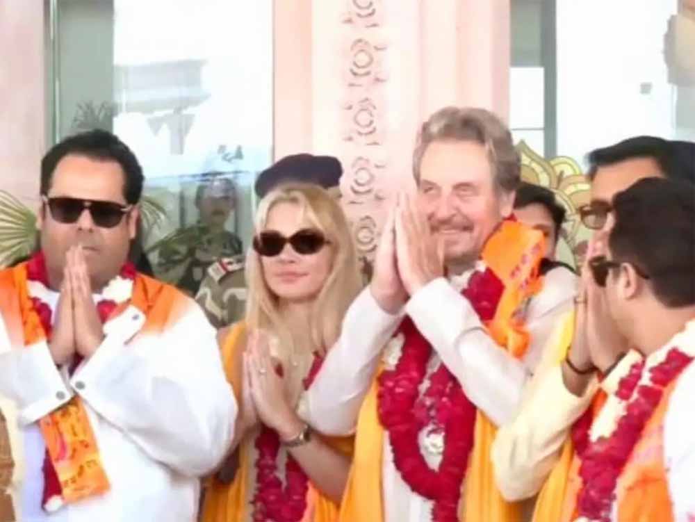 भारत दौरे पर आए अमेरिकी उद्योगपति एलन मस्क के पिता एरोल मस्क अयोध्या पहुंचे, श्रीराम के नारों से गूंजा एयरपोर्ट