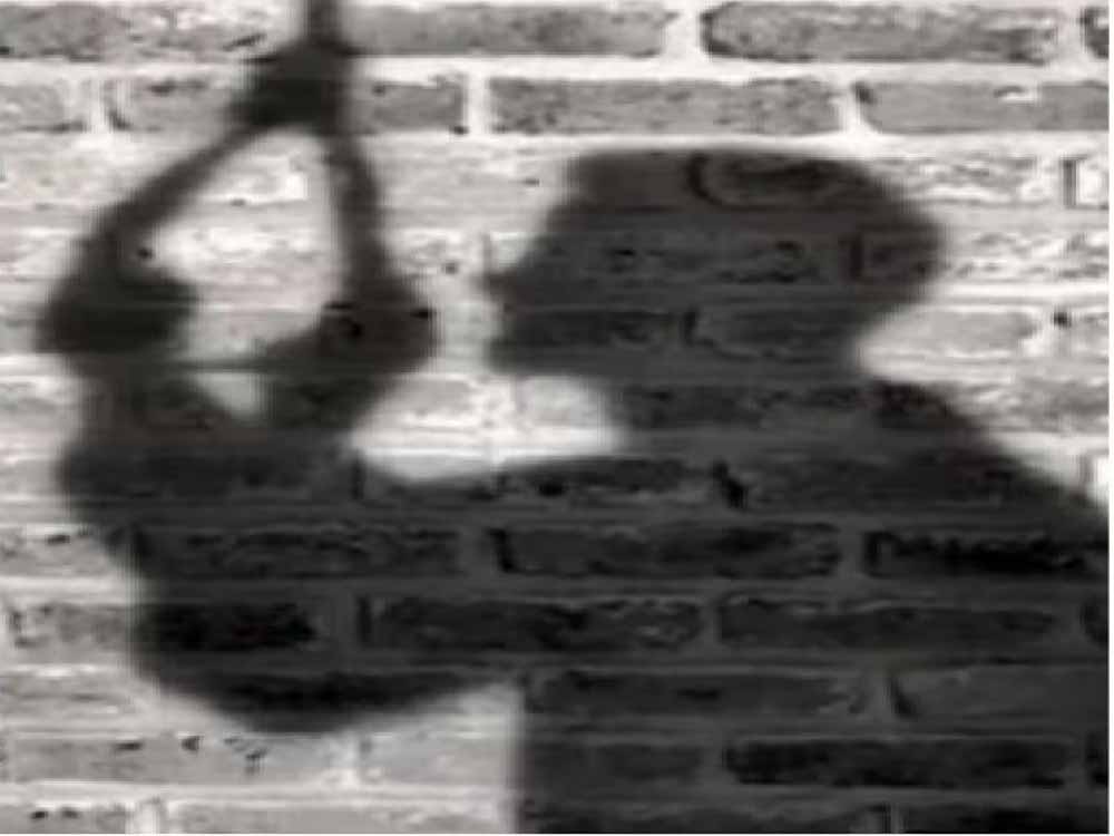 गुजरात में माता-पिता केक खरीदने बाहर चले गए, जब वे वापस लौटे तो दंग रह गए, बेटे को पर्दे की रॉड से लटका हुआ पाया