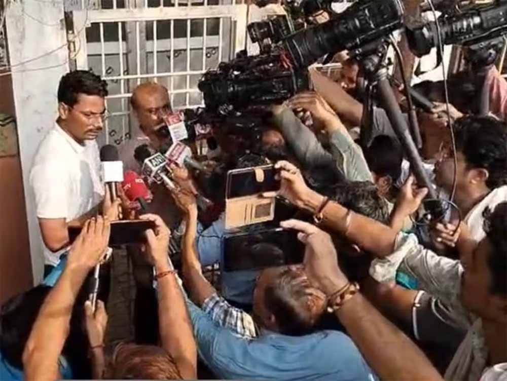 सोनम से मिलने भाई पहुंचा गाजीपुर, कहा- अगर बहन दोषी हो तो फांसी दे दो, मेघालय पुलिस का हो रहा इंतजार