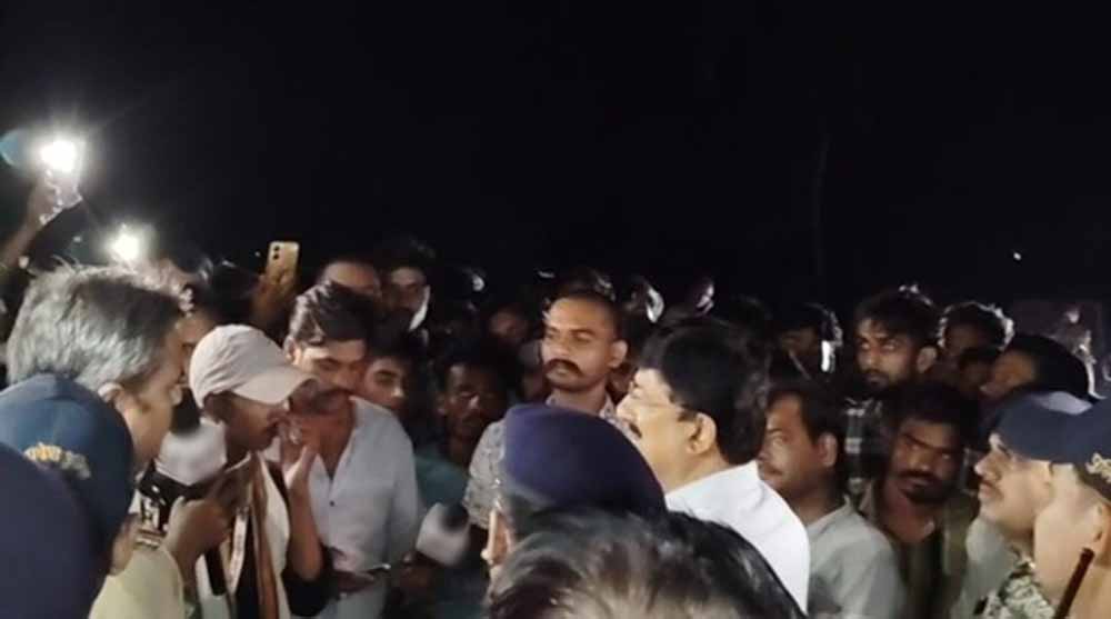 शिक्षक की हत्या से आक्रोशित ग्रामीणों ने किया सड़क जाम, आरोपियों पर बुलडोजर की मांग