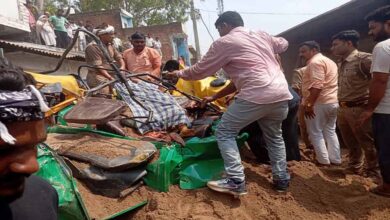 बालू उतारते समय एक डंपर असंतुलित होकर पास से गुजर रहे टेंपो पर पलट गया, तीन की मौत, तीन की हालत नाजुक