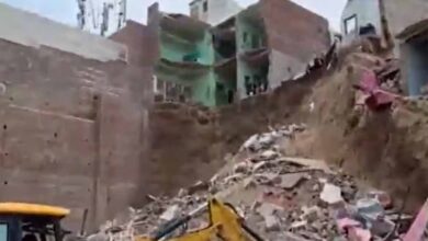 मथुरा में इमारत ढहने से बड़ा हादसा, खुदाई के दौरान टीले पर बने मकान ढहे, 12 मलबे में दबे