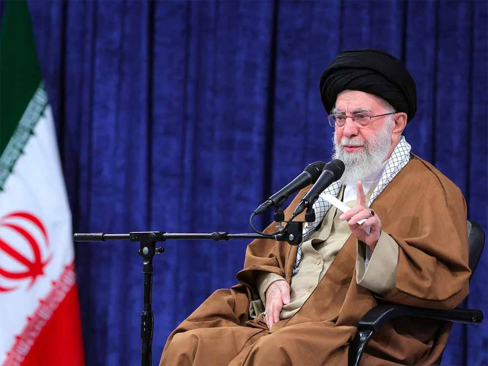 अयातुल्ला अली खामेनेई के नेतृत्व वाली ईरान की सत्तारूढ़ व्यवस्था वर्तमान में इजरायल के हवाई हमलों के कारण भारी दबाव अयातुल्ला अली खामेनेई के नेतृत्व वाली ईरान की सत्तारूढ़ व्यवस्था वर्तमान में इजरायल के हवाई हमलों के कारण भारी दबाव