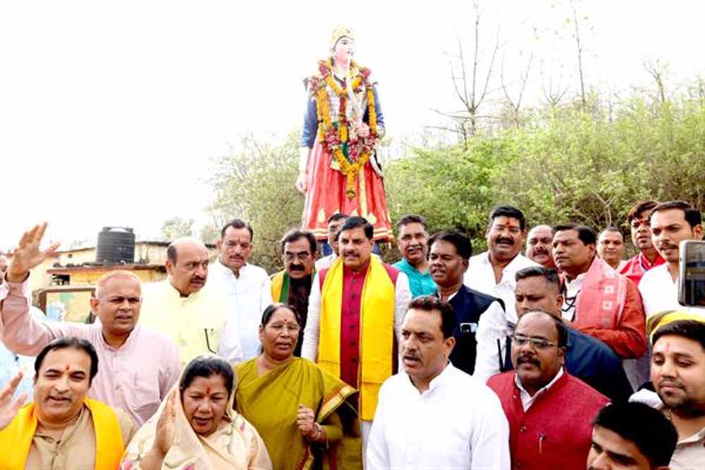 रानी दुर्गावती की समाधि स्थल पहुँचे मुख्यमंत्री डॉ. यादव,  462 वें बलिदान दिवस पर वीरांगना को अर्पित की श्रद्धांजलि