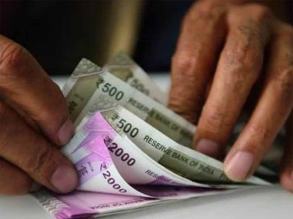 मध्य प्रदेश में 230 करोड़ का वेतन घोटाला, 50 हजार सरकारी कर्मचारियों को 6 महीने से नहीं मिली सैलरी