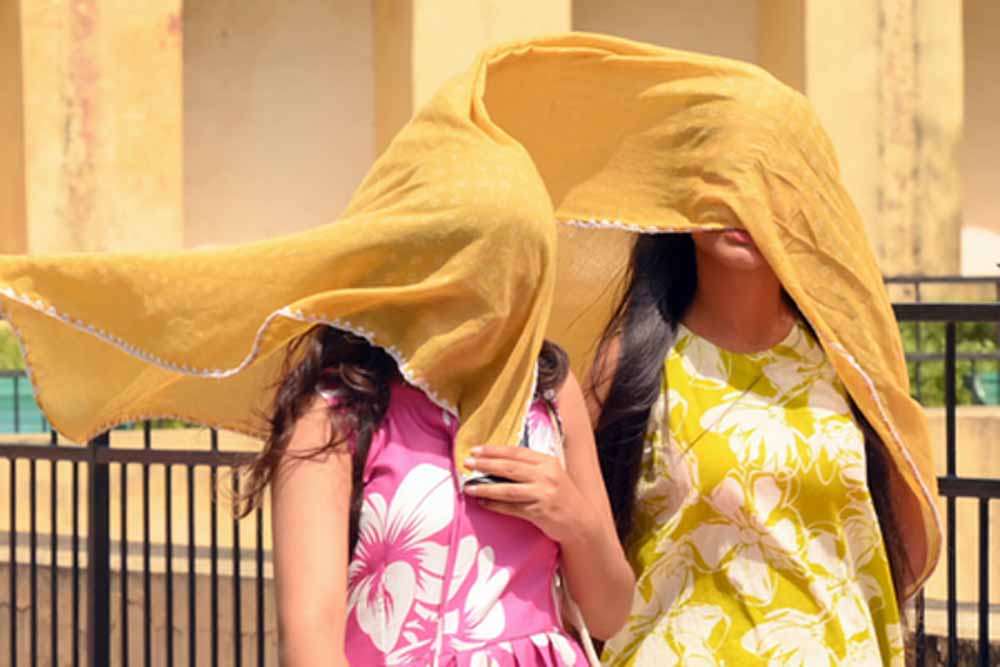 दिल्ली में अधिकतम तापमान 44 डिग्री सेल्सियस के आसपास, पर्यटकों का हाल बेहाल, कही बारिश से राहत