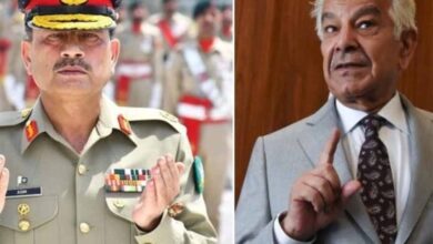 सेना और सरकार के गठजोड़ की तारीफ करने पर पाकिस्तानी रक्षा मंत्री को अपने ही देश में आड़े हाथों लिया