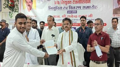 उप मुख्यमंत्री शुक्ल ने सुपर स्पेशलिटी अस्पताल रीवा में नव नियुक्त 21 कर्मचारियों को सौंपे नियुक्ति पत्र
