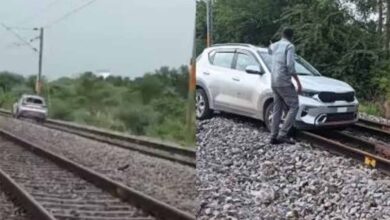 रेलवे ट्रैक पर दौड़ी कार, यूपी महिला का कांड, 15 ट्रेनों के रूट में बदलाव