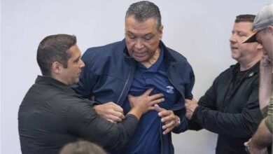 अमेरिका के डेमोक्रेटिक सीनेटर एलेक्स पैडिला को प्रेस कॉन्फ्रेंस के दौरान जबरन घसीटकर बाहर निकाल दिया