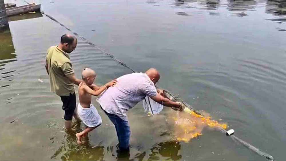 राजा के मोक्ष के लिए बड़े भाई विपिन रघुवंशी और भतीजे विधान ने किया पिंडदान, सोनम का भाई भी साथ-साथ रहा