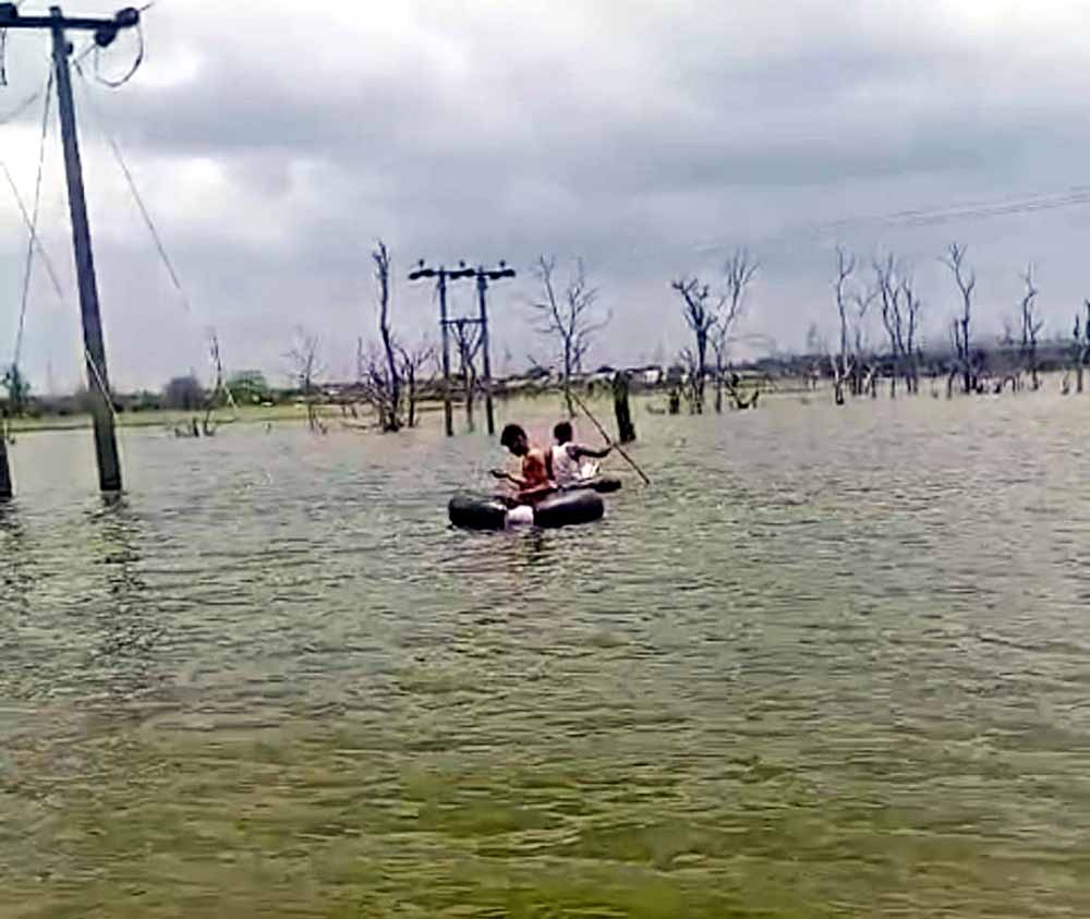 खरगोन जिले में नाव की मदद से बिजली कार्य का मेंटीनेस, ऊर्जा मंत्री तोमर ने कर्मचारियों के कार्य की प्रशंसा की
