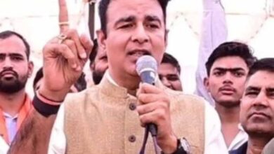 अखिलेश यादव को सीजनल हिंदू बताते हुए संगीत सोम ने कहा कि अगर उन्हें हिंदू बनना है तो परमानेंट हिंदू बनें