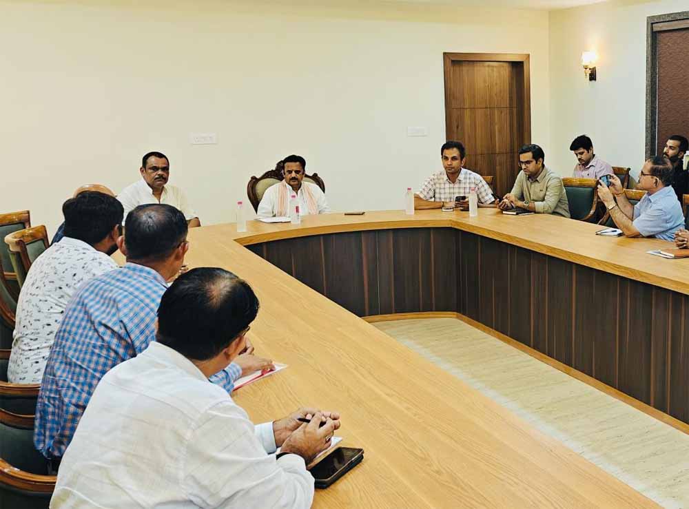 बायपास और रिंगरोड का निर्माण समय-सीमा में पूरा कराएं : उप मुख्यमंत्री शुक्ल