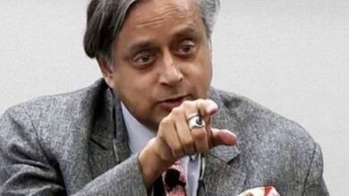 एक तरफ वह देश है जो आतंकवाद को पनाह देता है और दूसरी ओर भारत है, दोनों के बीच कोई तुलना नहीं हो सकती: थरूर