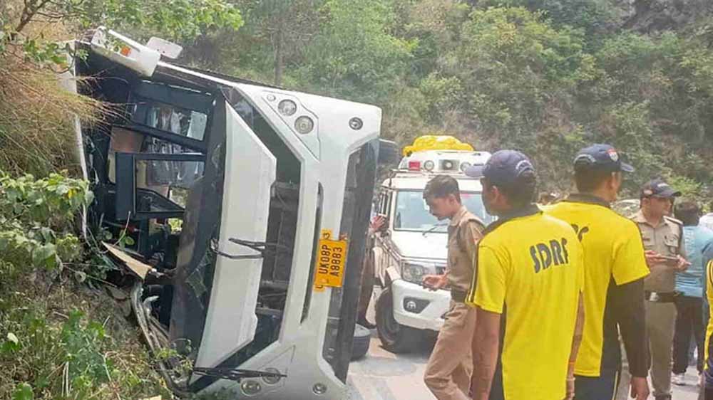 नई टिहरी-घनसाली मोटर मार्ग पर टिपरी से करीब 1.5 किमी आगे एक बस अनियंत्रित होकर पलटी, मचा हड़कंप