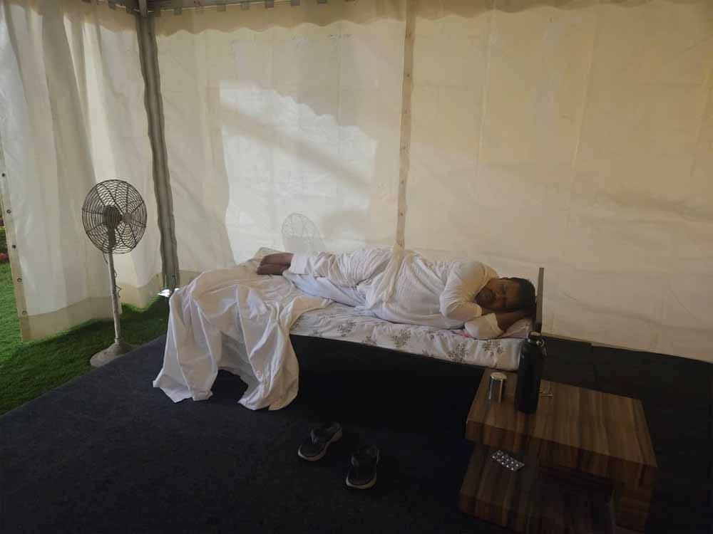 ऊर्जा मंत्री प्रद्युम्न सिंह तोमर ने भोपाल में टेन्ट में किया रात्रि विश्राम