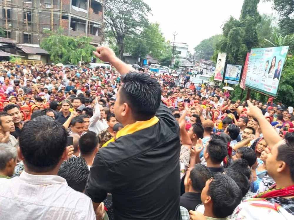 वाईटीएफ के हजारों कार्यकर्ताओं ने डीएम कार्यालय के सामने विरोध प्रदर्शन किया, उनके खिलाफ कार्रवाई की मांग की