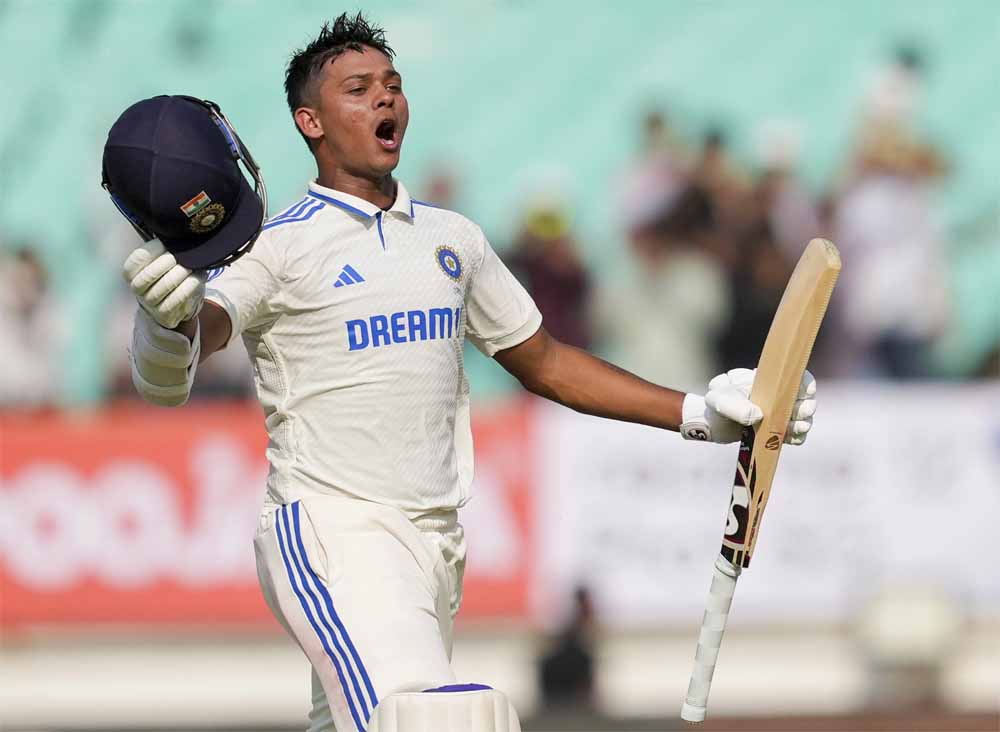 यशस्वी जायसवाल ने इंग्लैंड के खिलाफ पहले टेस्ट मैच में लगाया दमदार शतक, भारत का स्कोर 200 के पार यशस्वी जायसवाल ने इंग्लैंड के खिलाफ पहले टेस्ट मैच में लगाया दमदार शतक, भारत का स्कोर 200 के पार