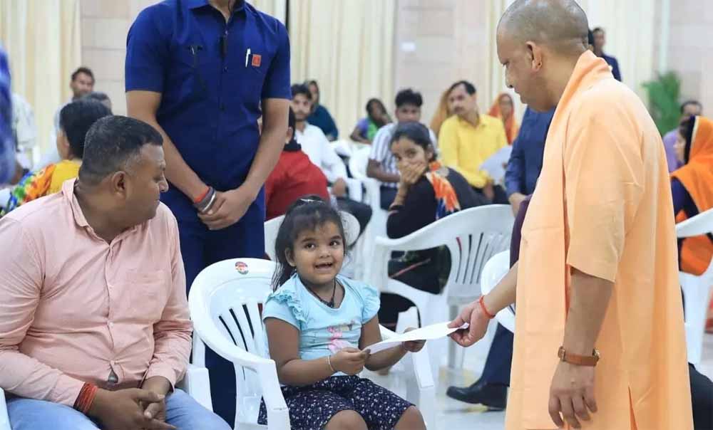 सीएम योगी के ‘जनता दर्शन’ में गुहार लगाने वाली मासूम वाची का नर्सरी में हुआ एडमिशन