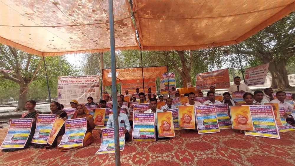 यूपी में टीईटी पास शिक्षामित्रों का बड़ा आंदोलन- प्रदेशभर से जुटे शिक्षामित्रों की मांग है कि उन्हें स्थायी शिक्षक नियुक्त किया जाए