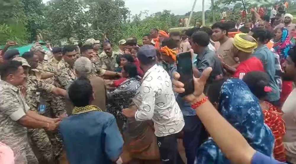 धर्मांतरण विवाद पर बवाल: चर्च में तोड़फोड़, गांव में तनाव, पुलिस तैनात