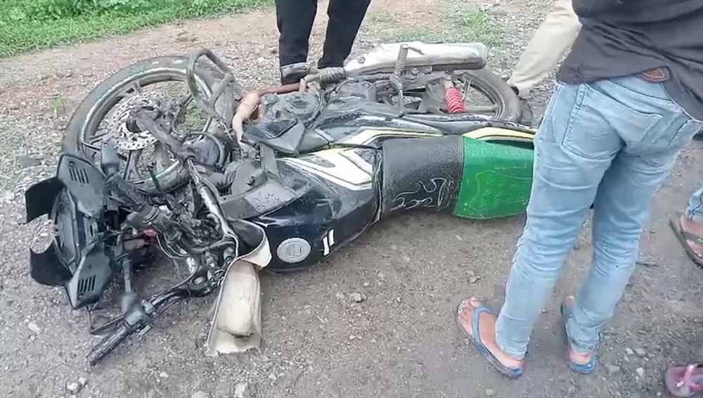 तेज रफ्तार ट्रेलर की टक्कर से युवक की मौत, 3 युवतियां गंभीर रूप से घायल तेज रफ्तार ट्रेलर की टक्कर से युवक की मौत, 3 युवतियां गंभीर रूप से घायल