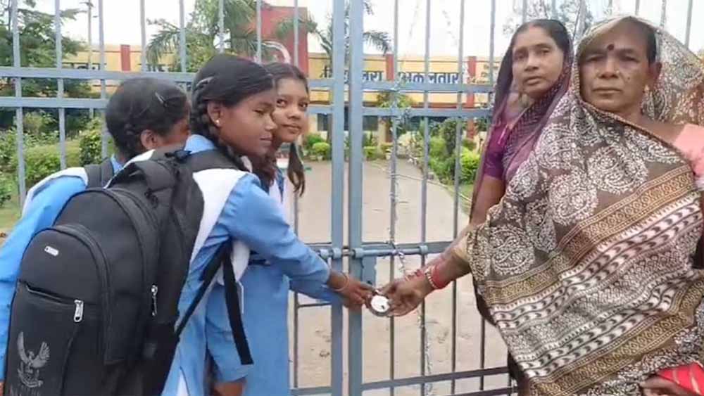 गरियाबंद में प्रिंसिपल पर मनमानी और छात्राओं से अभद्र व्यवहार का आरोप लगाकर स्कूल गेट में जड़ा ताला