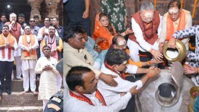 हर-हर महादेव से गूंज उठा भोरमदेव: मुख्यमंत्री विष्णुदेव साय ने हेलीकॉप्टर से पुष्पवर्षा कर हजारों कांवड़ियों का किया भव्य स्वागत हर-हर महादेव से गूंज उठा भोरमदेव: मुख्यमंत्री विष्णुदेव साय ने हेलीकॉप्टर से पुष्पवर्षा कर हजारों कांवड़ियों का किया भव्य स्वागत