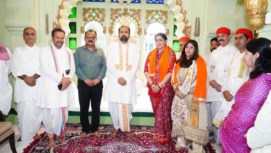 ‘क्योंकि सास भी कभी बहू थी’ की नई शुरुआत से पहले नाथद्वारा मंदिर में आशीर्वाद लेने पहुंचीं एकता कपूर और स्मृति ईरानी ‘क्योंकि सास भी कभी बहू थी’ की नई शुरुआत से पहले नाथद्वारा मंदिर में आशीर्वाद लेने पहुंचीं एकता कपूर और स्मृति ईरानी