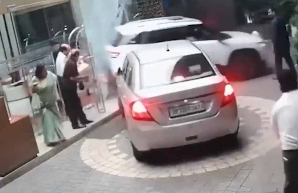 महिला अधिवक्ता की कार ने ली रफ्तार, होटल की दीवार तोड़ी — सीसीटीवी फुटेज वायरल