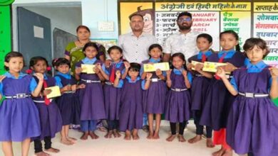 रक्षाबंधन पर देशभक्ति की डोरी: छत्तीसगढ़ की बेटियों ने कश्मीर में तैनात सैनिकों को भेजीं राखियां रक्षाबंधन पर देशभक्ति की डोरी: छत्तीसगढ़ की बेटियों ने कश्मीर में तैनात सैनिकों को भेजीं राखियां