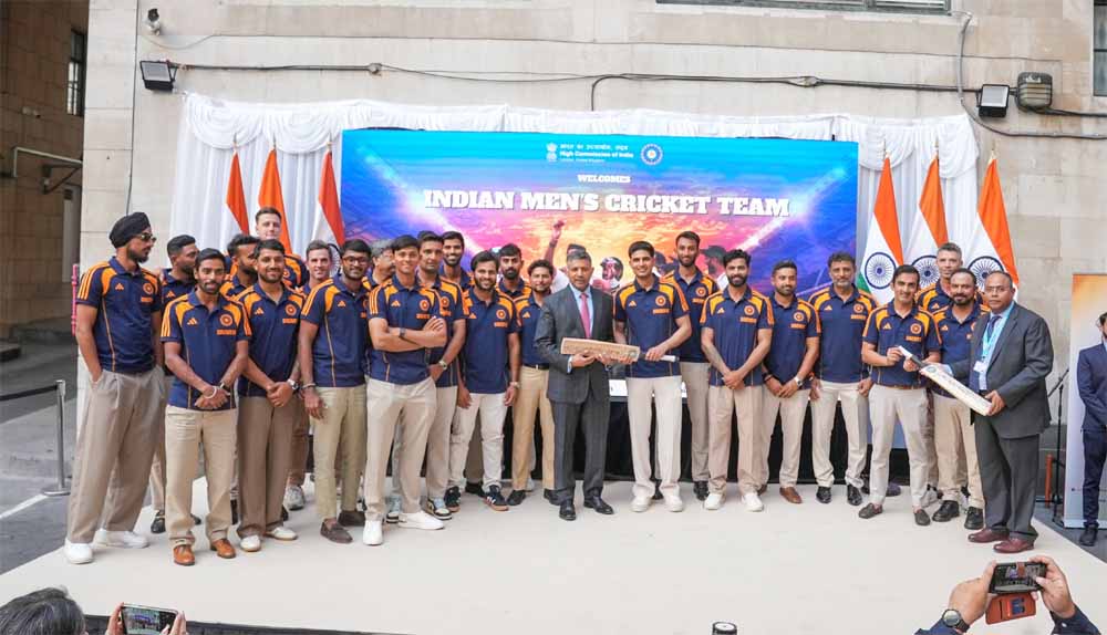 गिल एंड कंपनी ने किया भारतीय उच्चायोग का दौरा, गिफ्ट किए ‘स्पेशल’ क्रिकेट बैट