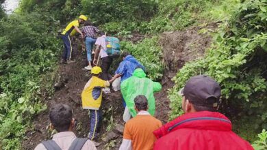 सोनप्रयाग-गौरीकुंड मार्ग पर भूस्खलन, केदारनाथ यात्रा तीन दिन के लिए ठप सोनप्रयाग-गौरीकुंड मार्ग पर भूस्खलन, केदारनाथ यात्रा तीन दिन के लिए ठप