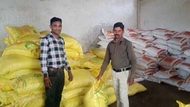 सहकारी समितियों के माध्यम से किसानों को उपलब्ध कराया जा रहा बीज और उर्वरक