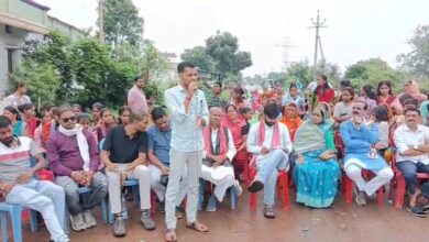 स्कूल शिक्षिका को हटाने की मांग को लेकर ग्रामीणों ने नेशनल हाइवे पर किया चक्काजाम