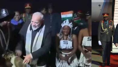 पीएम मोदी का नामीबिया में पारंपरिक डांस से हुआ ग्रैंड वेलकम पीएम मोदी का नामीबिया में पारंपरिक डांस से हुआ ग्रैंड वेलकम