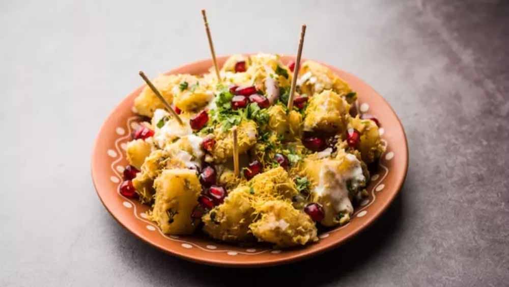 बार‍िश में बनाए आलू चाट