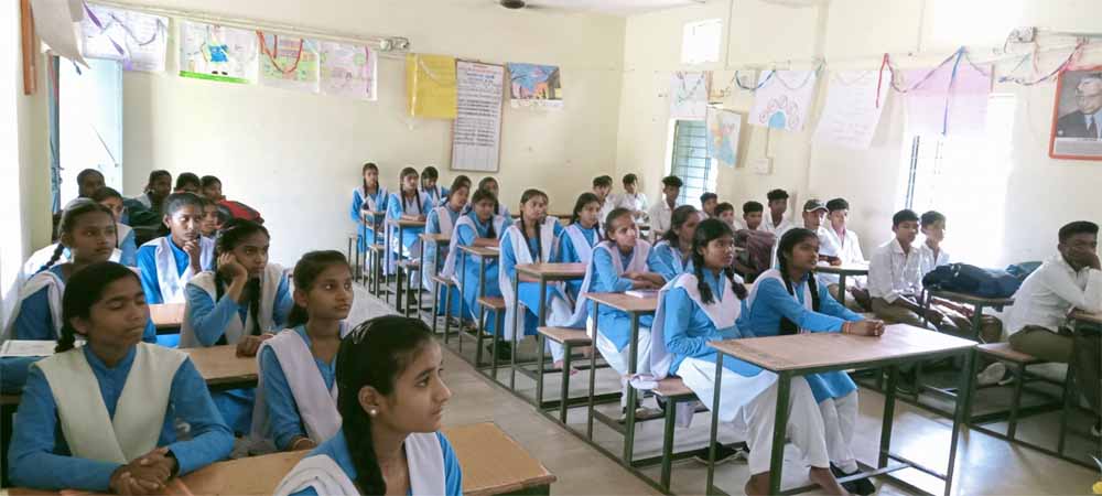 विभिन्न विद्यालयों में विधिक जागरूकता शिविर का किया गया आयोजन