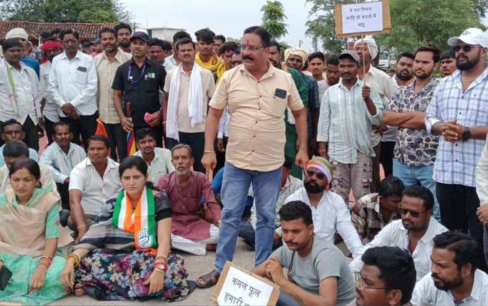 डोंगरगढ़-खैरागढ़ सड़क पर कांग्रेस का चक्काजाम: जहां भाजपा ने किया जाम अब कांग्रेस का धरना डोंगरगढ़-खैरागढ़ सड़क पर कांग्रेस का चक्काजाम: जहां भाजपा ने किया जाम अब कांग्रेस का धरना