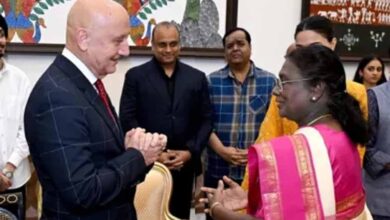 द्रौपदी मुर्मू ने देखी फिल्म तन्वी द ग्रेट, अनुपम खेर ने कहा हमारे लिये गर्व का पल द्रौपदी मुर्मू ने देखी फिल्म तन्वी द ग्रेट, अनुपम खेर ने कहा हमारे लिये गर्व का पल