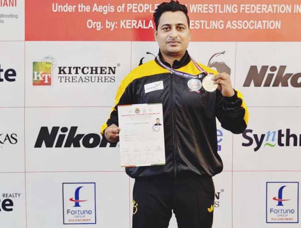 केरल में आयोजित नेशनल पैरा आर्म-रेसलिंग चैंपियनशिप में श्रीमंत झा ने जीता गोल्ड मेडल, बढ़ाया छत्तीसगढ़ का मान
