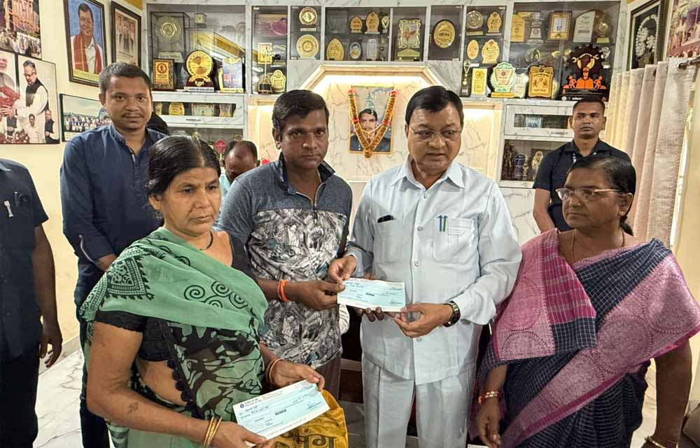 मंत्री लखनलाल देवांगन ने 10 परिवारों को दिए सहायता राशि का चेक