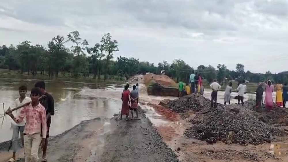 बारिश की वजह से बिलासपुर पेंड्रा गौरेला को मध्यप्रदेश जोड़ने वाला नेशनल हाईवे बहा,  यातायात बुरी तरह प्रभावित