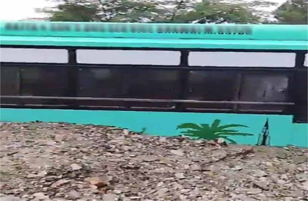 काडियाना नाले में बड़ा हादसा: मलबे में दबी बस, यात्रियों में मचा हड़कंप काडियाना नाले में बड़ा हादसा: मलबे में दबी बस, यात्रियों में मचा हड़कंप